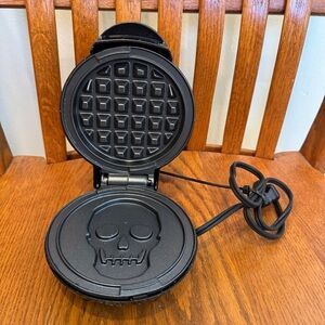 DASH Skull Shaped Waffle, Chaffel Maker, Black